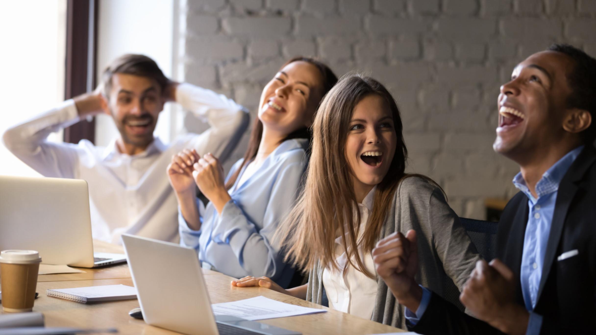 Arbeitsbereich mit Finanzunterlagen und digitalen Analysetools